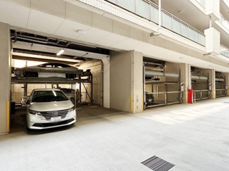 【駐車場】 | マンションの駐車場スペース。空きの有無や駐車料金、サイズ規定などについては、改めてお問い合わせください。～即日のご見学可能～　お問合せはお気軽にどうぞ。