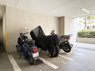 【駐車場】 | バイク置き場。空き区画の有無や駐輪料金、サイズおよび排気量規定などについては、改めてお問い合わせください。～即日のご見学可能～　お問合せはお気軽にどうぞ。