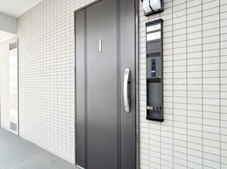 【その他共用部分】 | ダブルロック式の玄関ドアが皆様をお出迎え。お部屋のセキュリティの観点からも、うれしい設備ですね。玄関の色もシックで良い感じです。～即日のご見学可能～　お問合せはお気軽にどうぞ。
