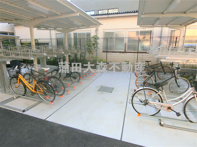 ガリシア下丸子リバーサイドのその他共用部分|屋根付きラック式の駐輪場　空き状況等詳細はお問合せください。