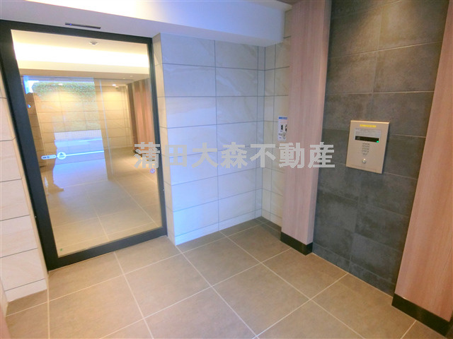 ガリシア下丸子リバーサイドのエントランス|防犯カメラTVモニター付オートロック宅配BOXメールBOX管理人室　エントランス　