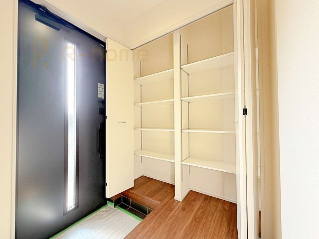 第1常総市東野原　新築戸建て　1号棟の玄関|気持ちよくご家族やゲストを送迎できる穏やかな雰囲気の玄関♪大きな下駄箱で玄関廻りスッキリ♪