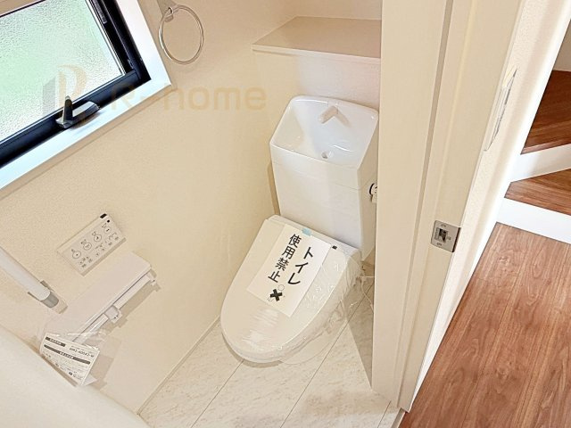 第1常総市東野原　新築戸建て　1号棟のトイレ|温水洗浄便座付きのトイレ。
トイレが２ヵ所設置で朝の忙しい時間でも安心です。