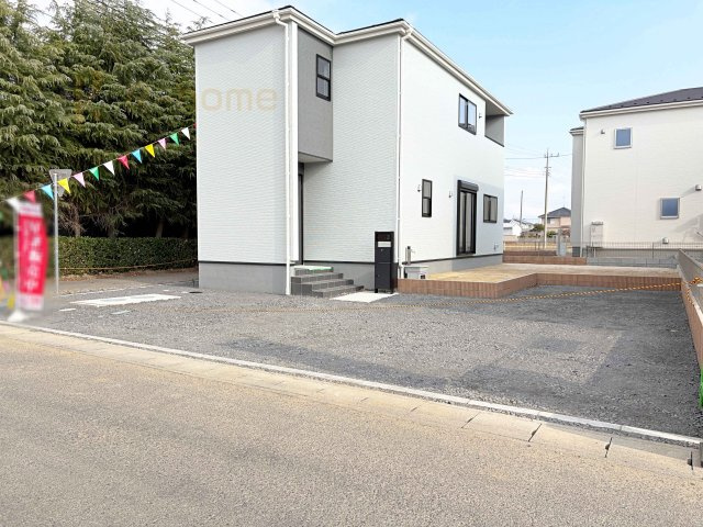 第1常総市東野原　新築戸建て　1号棟の駐車場|カースペースは3台完備。ゲスト用のスペースも確保できますね♪