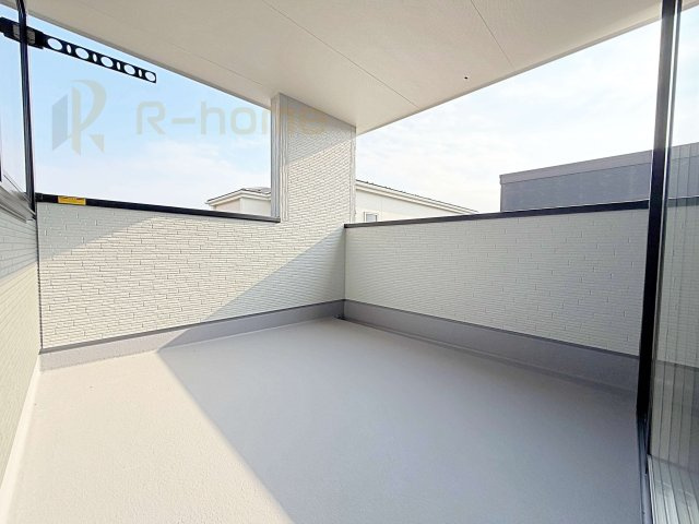第1常総市東野原　新築戸建て　1号棟のバルコニー|急な雨でも安心のインナーバルコニー♪忙しいご夫婦も大満足♪