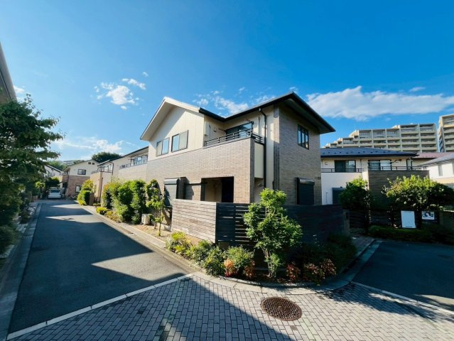 【外観】 | 西東京市谷戸町２丁目　中古戸建て | 落ち着いた色合いの外観で、おしゃれなデザインの外観