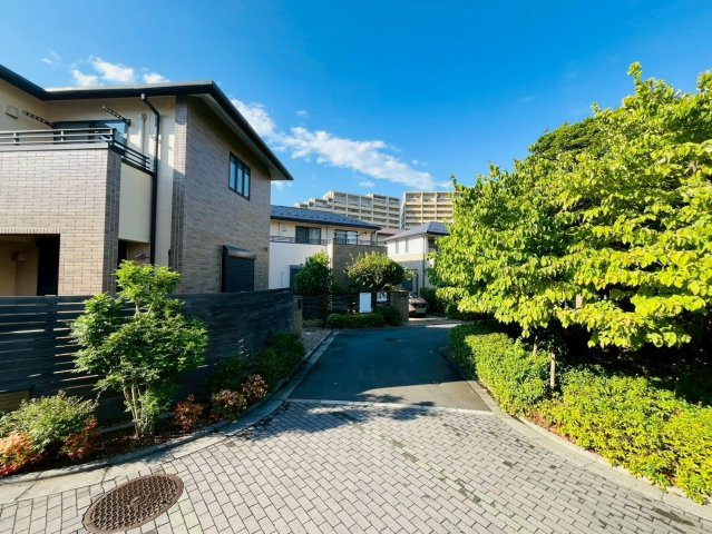 【前面道路含む現地写真】 | 西東京市谷戸町２丁目　中古戸建て | 緑も感じられる、落ち着いた住宅街の一角になります