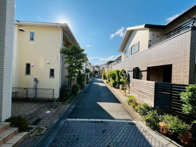 【前面道路含む現地写真】 | 西東京市谷戸町２丁目　中古戸建て | 見通しもよく、ゆったり過ごせる環境です