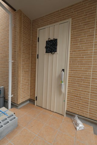【玄関】 | 《仲介手数料無料》久喜市久喜東１丁目22-17(1号棟)新築一戸建ていろどりアイタウン | 撮影日 2025年11月6日 11:50 曇り