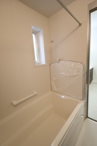 【浴室】 | 《仲介手数料無料》久喜市久喜東１丁目22-17(1号棟)新築一戸建ていろどりアイタウン | 撮影日 2025年11月6日 11:50 曇り