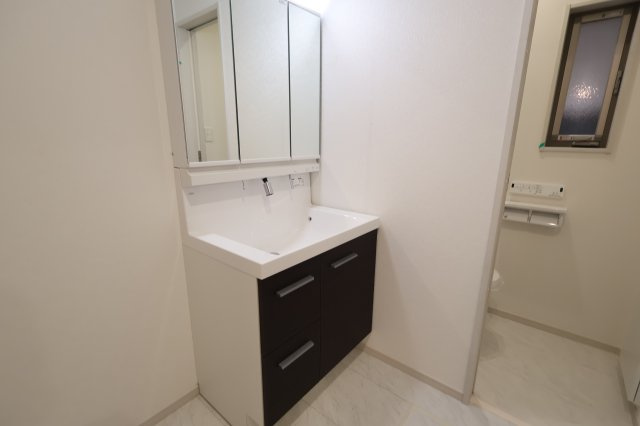 【独立洗面台】 | 《仲介手数料無料》久喜市久喜東１丁目22-17(1号棟)新築一戸建ていろどりアイタウン | 撮影日 2025年11月6日 11:50 曇り