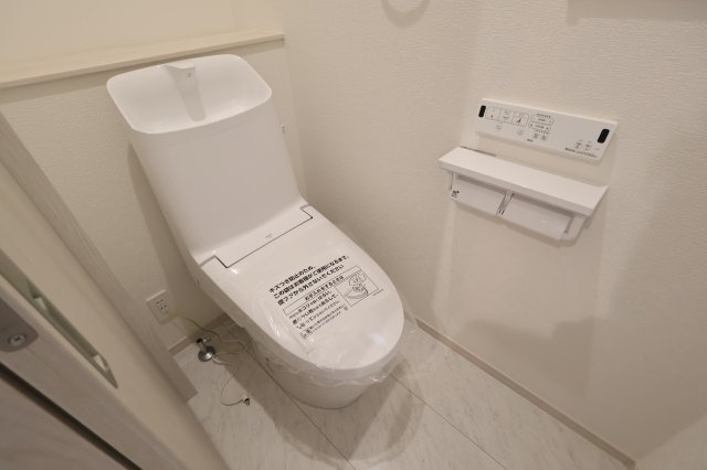 【トイレ】 | 《仲介手数料無料》久喜市久喜東１丁目22-17(1号棟)新築一戸建ていろどりアイタウン | 撮影日 2025年11月6日 11:50 曇り