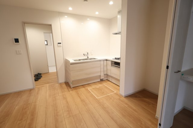 《仲介手数料無料》久喜市久喜東１丁目22-17新築一戸建ていろどりアイタウンの居間・リビング|撮影日 2025年11月6日 11:50 曇り