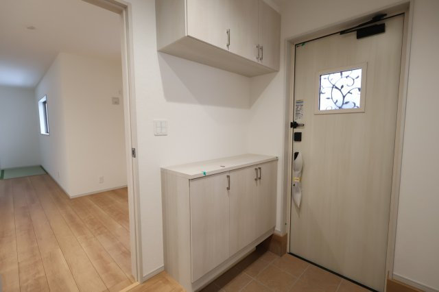 《仲介手数料無料》久喜市久喜東１丁目22-17新築一戸建ていろどりアイタウンの玄関|撮影日 2025年11月6日 11:50 曇り