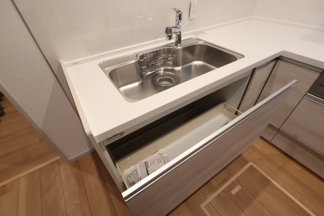 《仲介手数料無料》久喜市久喜東１丁目22-17新築一戸建ていろどりアイタウンのキッチン|撮影日 2025年11月6日 11:50 曇り