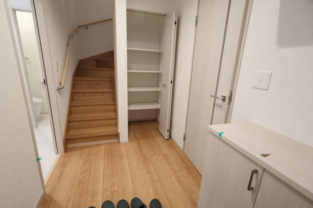 《仲介手数料無料》久喜市久喜東１丁目22-17新築一戸建ていろどりアイタウンの玄関|撮影日 2025年11月6日 11:50 曇り