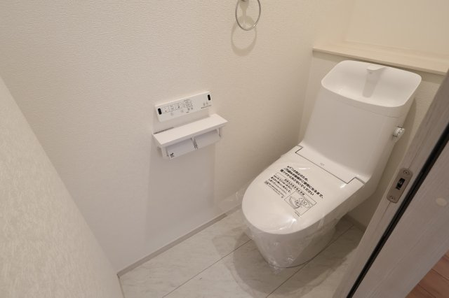 【トイレ】 | 《仲介手数料無料》久喜市久喜東１丁目22-17(1号棟)新築一戸建ていろどりアイタウン | 撮影日 2025年11月6日 11:50 曇り
