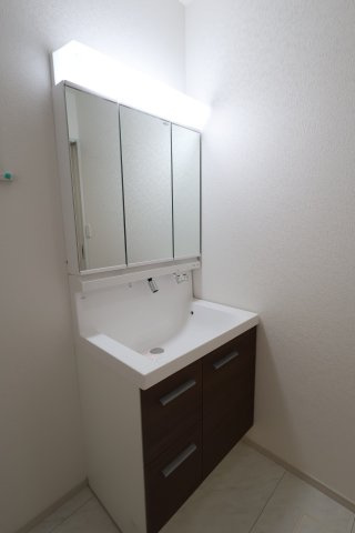 《仲介手数料無料》久喜市久喜東１丁目22-17新築一戸建ていろどりアイタウンの独立洗面台|撮影日 2025年11月6日 11:50 曇り