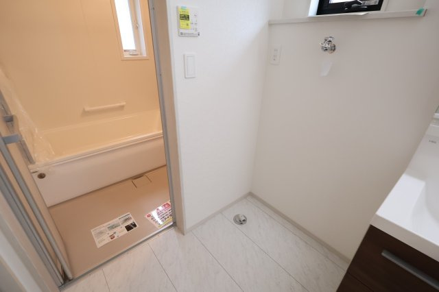 《仲介手数料無料》久喜市久喜東１丁目22-17新築一戸建ていろどりアイタウンのランドリースペース|撮影日 2025年11月6日 11:50 曇り