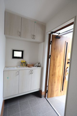 《仲介手数料無料》久喜市久喜東１丁目22-17新築一戸建ていろどりアイタウンの玄関|撮影日 2025年11月6日 11:50 曇り