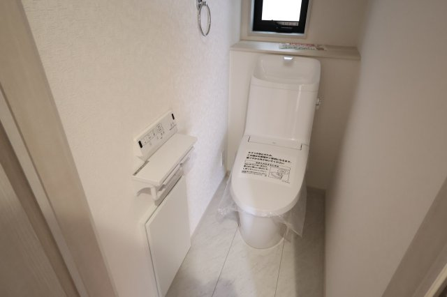 《仲介手数料無料》久喜市久喜東１丁目22-17新築一戸建ていろどりアイタウンのトイレ|撮影日 2025年11月6日 11:50 曇り