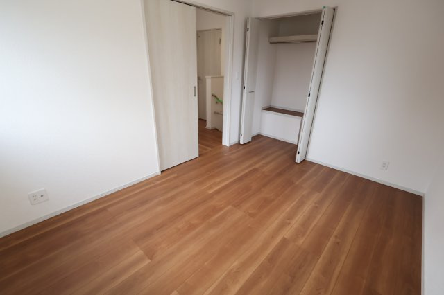《仲介手数料無料》久喜市久喜東１丁目22-17新築一戸建ていろどりアイタウンの洋室|撮影日 2025年11月6日 11:50 曇り