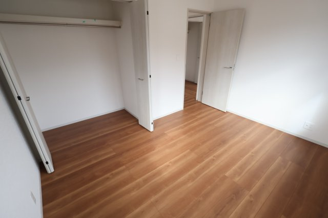 《仲介手数料無料》久喜市久喜東１丁目22-17新築一戸建ていろどりアイタウンの洋室|撮影日 2025年11月6日 11:50 曇り