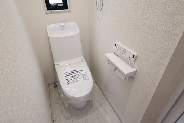 《仲介手数料無料》久喜市久喜東１丁目22-17新築一戸建ていろどりアイタウンのトイレ|撮影日 2025年11月6日 11:50 曇り