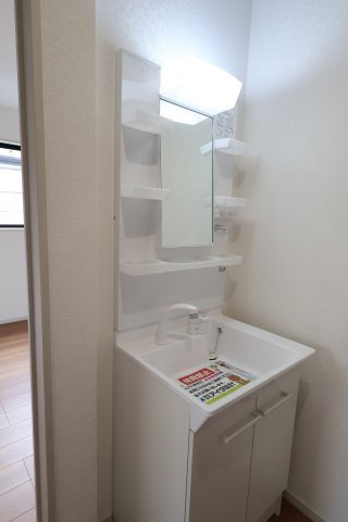 《仲介手数料無料》久喜市久喜東１丁目22-17新築一戸建ていろどりアイタウンの独立洗面台|撮影日 2025年11月6日 11:50 曇り