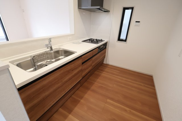 【キッチン】 | 《仲介手数料無料》久喜市久喜東１丁目22-17(2号棟)新築一戸建ていろどりアイタウン | 撮影日 2025年11月6日 11:50 曇り