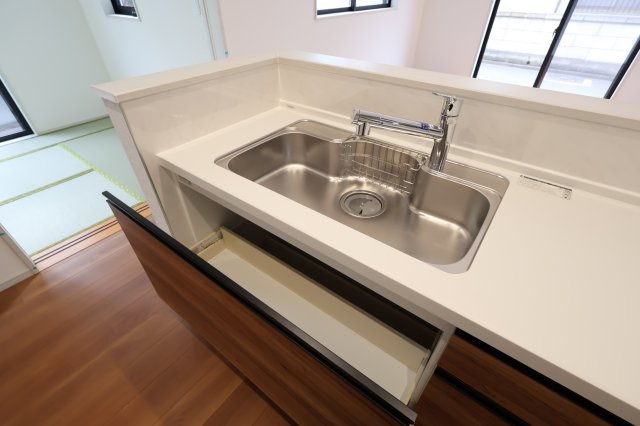 《仲介手数料無料》久喜市久喜東１丁目22-17新築一戸建ていろどりアイタウンのキッチン|撮影日 2025年11月6日 11:50 曇り