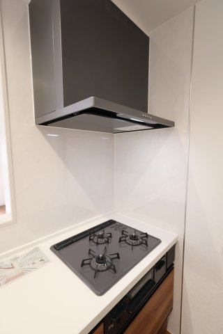 《仲介手数料無料》久喜市久喜東１丁目22-17新築一戸建ていろどりアイタウンのキッチン|撮影日 2025年11月6日 11:50 曇り