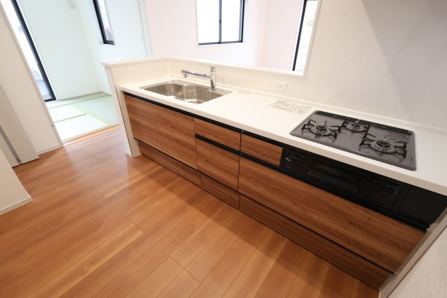 【キッチン】 | 《仲介手数料無料》久喜市久喜東１丁目22-17(2号棟)新築一戸建ていろどりアイタウン | 撮影日 2025年11月6日 11:50 曇り