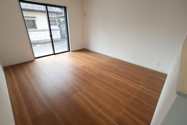 《仲介手数料無料》久喜市久喜東１丁目22-17新築一戸建ていろどりアイタウンの居間・リビング|撮影日 2025年11月6日 11:50 曇り