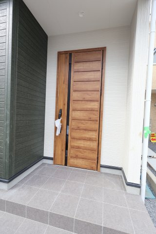 【玄関】 | 《仲介手数料無料》久喜市久喜東１丁目22-17(2号棟)新築一戸建ていろどりアイタウン | 撮影日 2025年11月6日 11:50 曇り