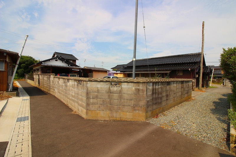 境港市渡町中古戸建の前面道路含む現地写真|接道3方向になります。
