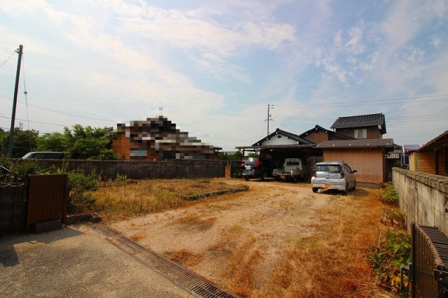 境港市渡町中古戸建の駐車場|車庫付きになります〇
車庫内車二台とその他複数台駐車可能となっております。