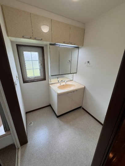 【中古戸建】前橋市石倉町4丁目の独立洗面台|通常より広いタイプの洗面所になっています。のびのびと使える洗面所には寒い冬にストーブをおいても邪魔になりません♪