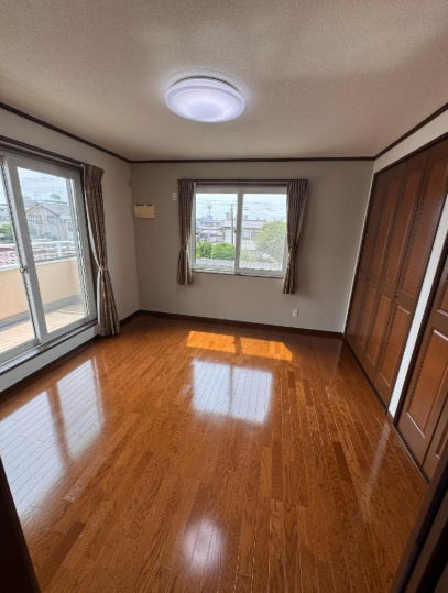 【中古戸建】前橋市石倉町4丁目の洋室|「今日も一日お疲れ様」とご夫婦でゆったりくつろげる寝室。毎日の家事やお仕事に疲れた日はフカフカのベットで癒されてください。テレビや本棚をおいても快適な広さなのが自慢のお部屋です♪