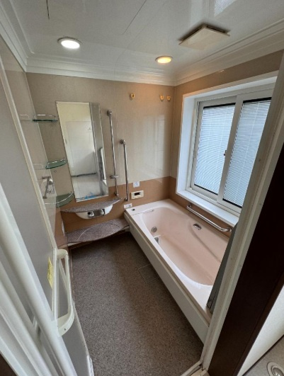 【中古戸建】前橋市石倉町4丁目の浴室|清潔感あふれる浴室には、カビを防ぎ雨の日でも洗濯物を乾かせられる浴室暖房乾燥機を標準装備しております♪毎日のお手入れが楽になります。