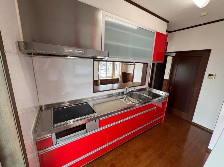 【中古戸建】前橋市石倉町4丁目のキッチン|お料理をしながらお部屋を見渡せることができる対面キッチンを採用。コミュニケーションがとりやすく、家族の絆が深まります。今日の出来事をおしゃべりしながら楽しい時間をお過ごしください♪