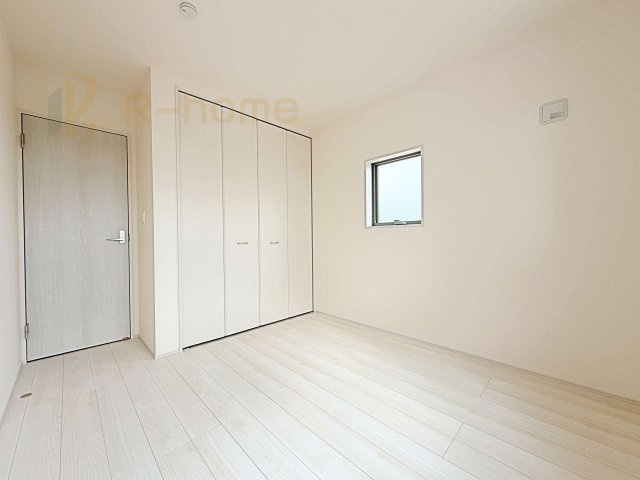 第1常総市東野原　新築戸建て　3号棟の洋室|どんな部屋家具も合わせやすいシンプルな洋室！
たっぷりの日差しと心地よい風が舞い込む住まい♪