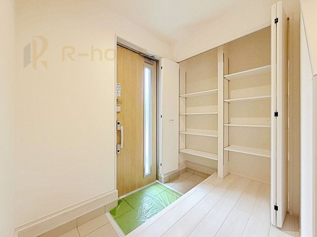 第1常総市東野原　新築戸建て　3号棟の玄関|気持ちよくご家族やゲストを送迎できる穏やかな雰囲気の玄関♪大きな下駄箱で玄関廻りスッキリ♪