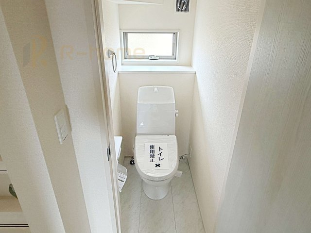 第1常総市東野原　新築戸建て　3号棟のトイレ|温水洗浄便座付きのトイレ。
トイレが２ヵ所設置で朝の忙しい時間でも安心です。