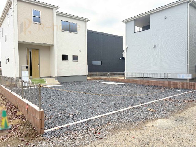 第1常総市東野原　新築戸建て　3号棟の駐車場|カースペースは3台完備。ゲスト用のスペースも確保できますね♪