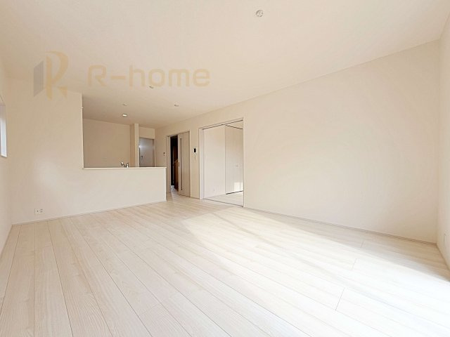 第1常総市東野原　新築戸建て　3号棟の居間・リビング|広くて明るいＬＤＫ♪ ゆったりくつろげるリビングスペースで、ご家族皆様の笑顔が溢れます。