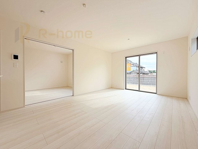 第1常総市東野原　新築戸建て　3号棟の居間・リビング|たっぷりの陽光が注ぎ込む明るいリビング♪隣接の洋室を開放すると更なる大空間に変身♪