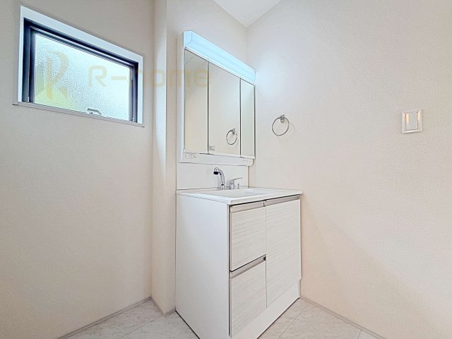 第1常総市東野原　新築戸建て　3号棟の洗面所|清潔感溢れる洗面台は嬉しい三面鏡付き。洗剤や歯ブラシなどもすっきり収納できます♪