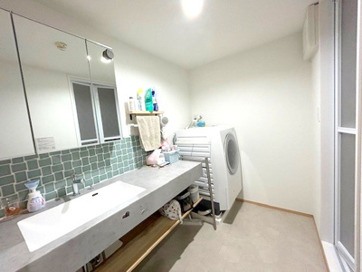 【洗面所】 | グランコート東香里ケ丘 | お洒落な洗面台です！
ドラム洗濯機も置けます！