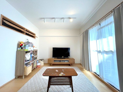 【居間・リビング】 | グランコート東香里ケ丘 | 陽が差し込みやすいリビングです！